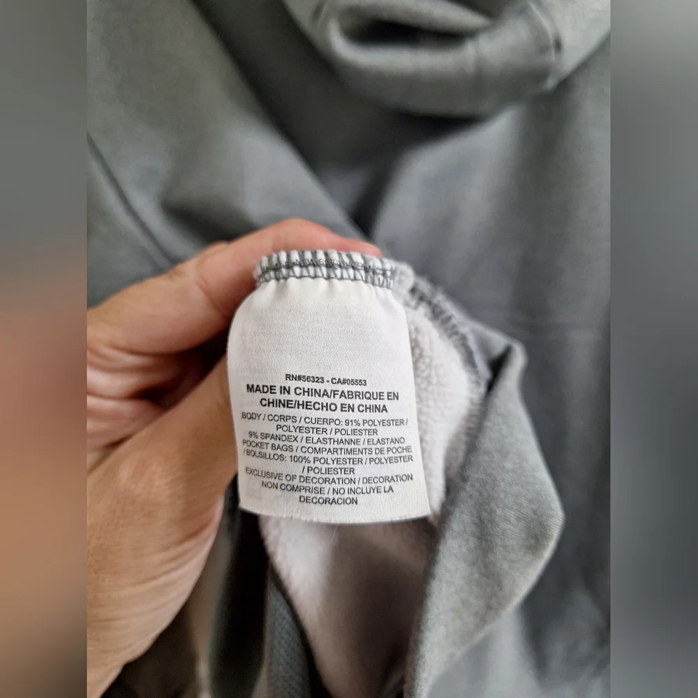 Womens NIKE Therma Hoodie Medium Gray Like New‎ Stretch Sporty